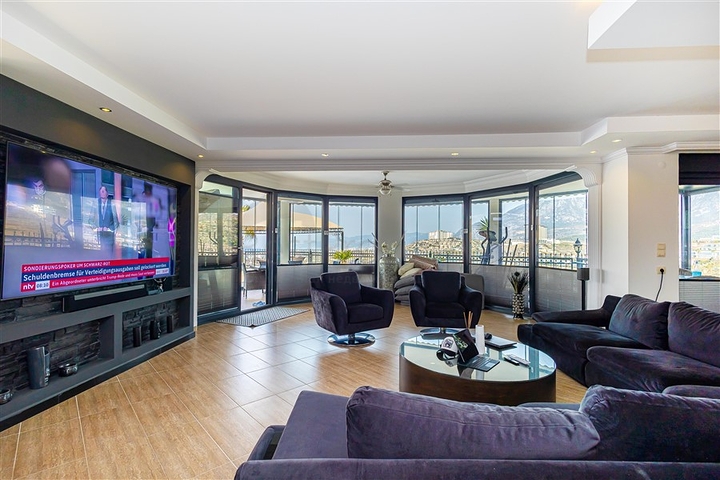 Die Villa mit Panoramablick auf das Mittelmeer ist der ideale Raum zum Leben und Entspannen