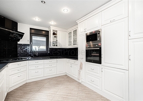 Die Villa mit Panoramablick auf das Mittelmeer ist der ideale Raum zum Leben und Entspannen