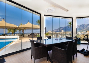 Die Villa mit Panoramablick auf das Mittelmeer ist der ideale Raum zum Leben und Entspannen