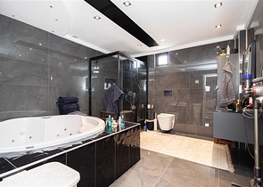 Die Villa mit Panoramablick auf das Mittelmeer ist der ideale Raum zum Leben und Entspannen