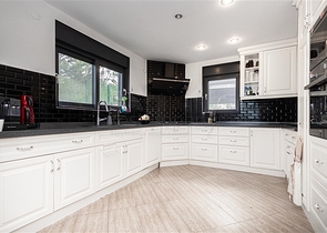 Die Villa mit Panoramablick auf das Mittelmeer ist der ideale Raum zum Leben und Entspannen