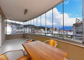 2+1 Wohnung in einem modernen Komplex mit Meerblick und Infrastruktur