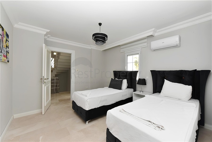 Luxusvilla mit Panoramablick und voller Infrastruktur im Herzen der Natur