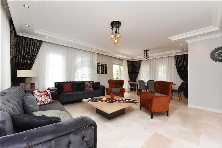 Luxusvilla mit Panoramablick und voller Infrastruktur im Herzen der Natur