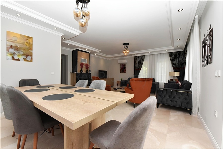 Luxusvilla mit Panoramablick und voller Infrastruktur im Herzen der Natur