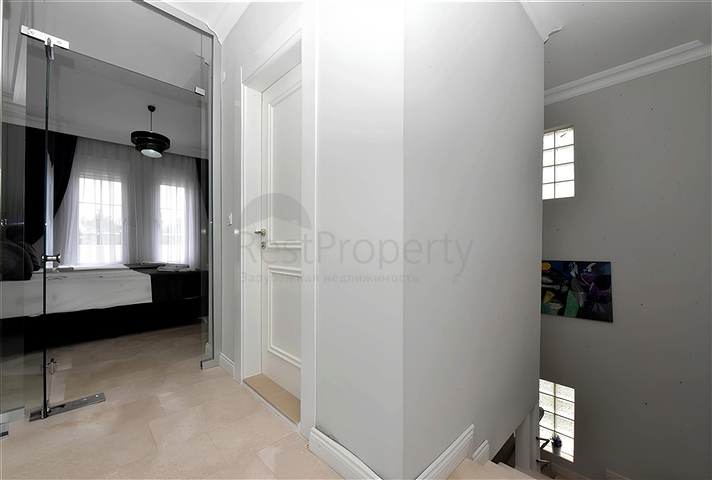 Luxusvilla mit Panoramablick und voller Infrastruktur im Herzen der Natur