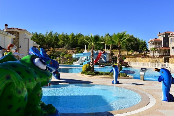 Luxusvilla mit Panoramablick und voller Infrastruktur im Herzen der Natur