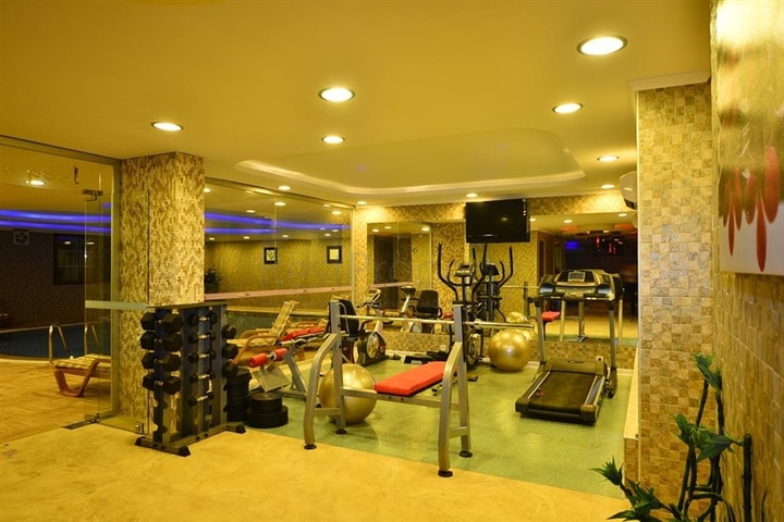 Luxusvilla mit Panoramablick und voller Infrastruktur im Herzen der Natur