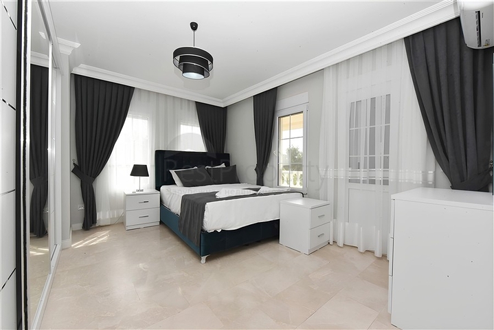 Luxusvilla mit Panoramablick und voller Infrastruktur im Herzen der Natur