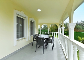 Luxusvilla mit Panoramablick und voller Infrastruktur im Herzen der Natur