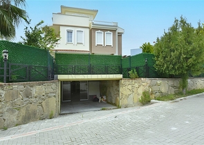 Luxusvilla mit Panoramablick und voller Infrastruktur im Herzen der Natur