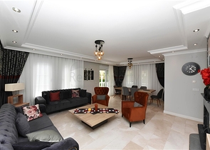 Luxusvilla mit Panoramablick und voller Infrastruktur im Herzen der Natur