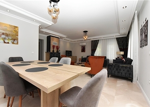 Luxusvilla mit Panoramablick und voller Infrastruktur im Herzen der Natur