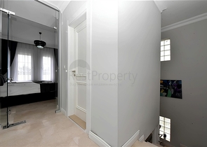 Luxusvilla mit Panoramablick und voller Infrastruktur im Herzen der Natur