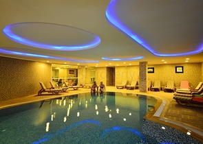 Luxusvilla mit Panoramablick und voller Infrastruktur im Herzen der Natur