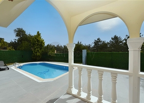 Luxusvilla mit Panoramablick und voller Infrastruktur im Herzen der Natur