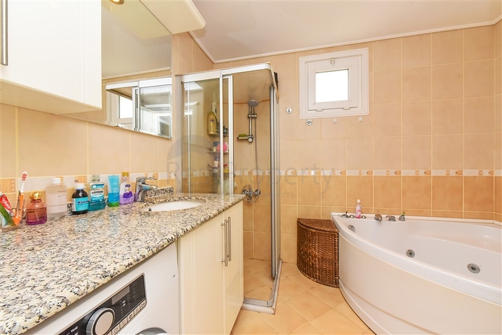 Geräumige 2+1-Wohnung mit Meerblick in einer ruhigen Gegend von Alanya  Geräumige 2+1-Wohnung mit Meerblick in einer ruhigen Gegend von Alanya