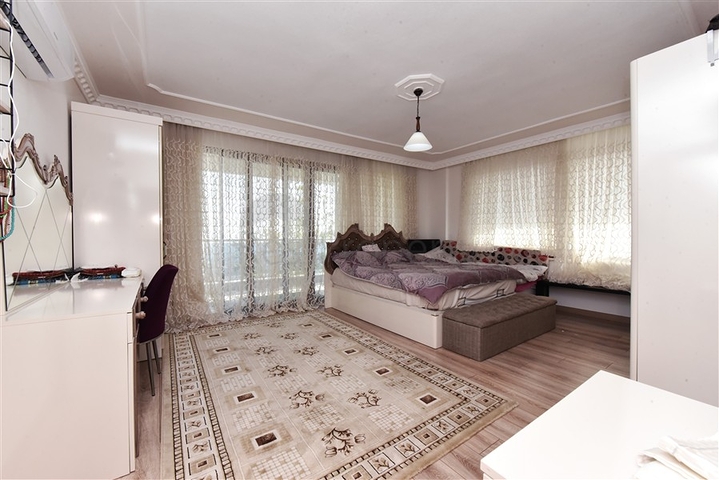 Geräumige Villa 11+2 mit privatem Grundstück und Panoramablick auf das Meer