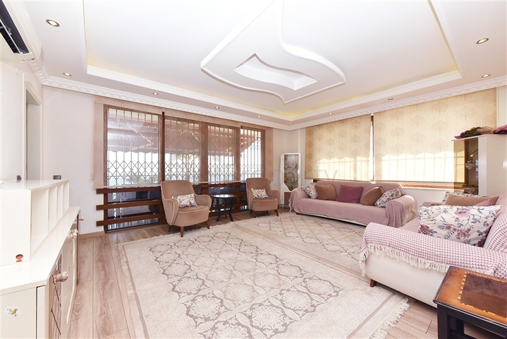 Geräumige Villa 11+2 mit privatem Grundstück und Panoramablick auf das Meer