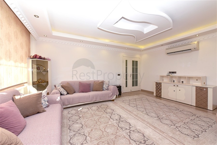 Geräumige Villa 11+2 mit privatem Grundstück und Panoramablick auf das Meer