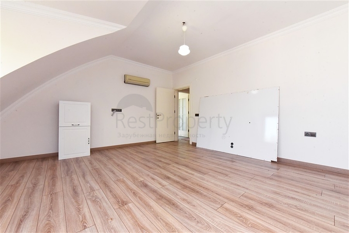 Geräumige Villa 11+2 mit privatem Grundstück und Panoramablick auf das Meer