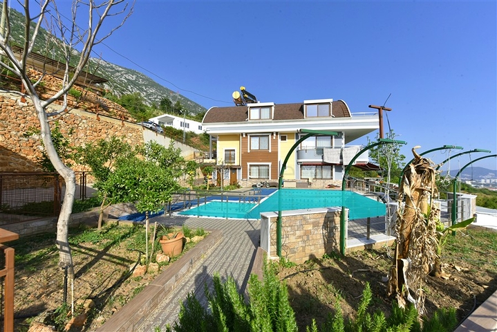 Geräumige Villa 11+2 mit privatem Grundstück und Panoramablick auf das Meer