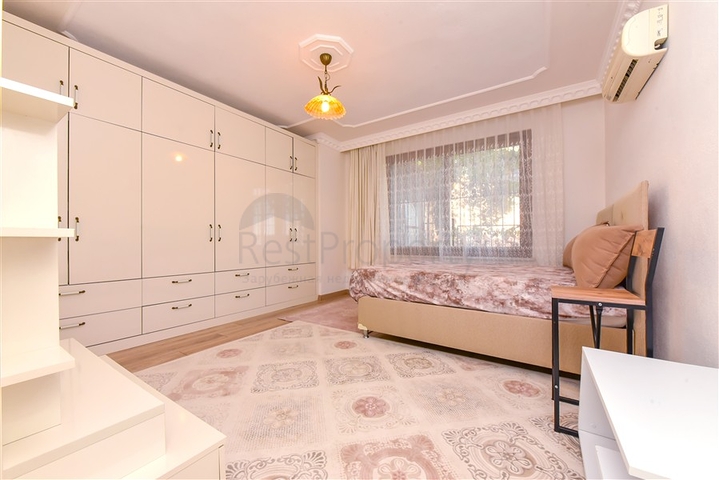 Geräumige Villa 11+2 mit privatem Grundstück und Panoramablick auf das Meer