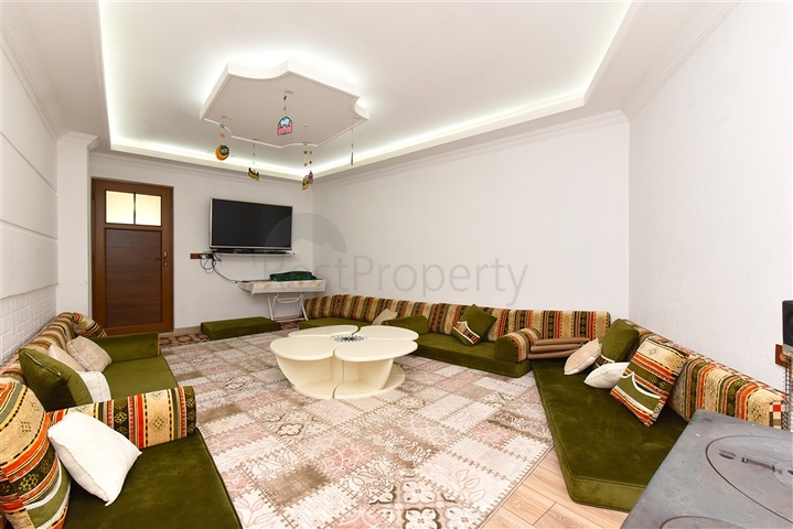 Geräumige Villa 11+2 mit privatem Grundstück und Panoramablick auf das Meer