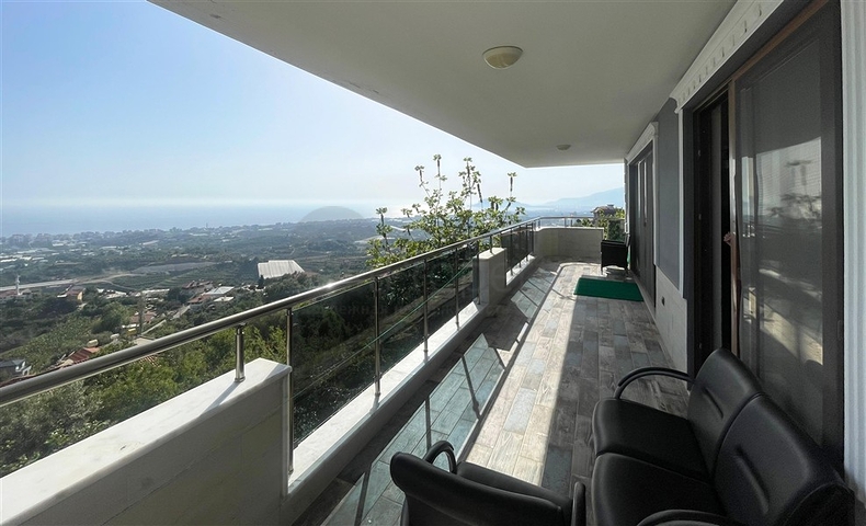 Geräumige Villa 11+2 mit privatem Grundstück und Panoramablick auf das Meer