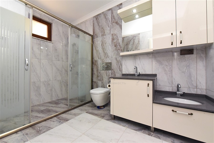 Geräumige Villa 11+2 mit privatem Grundstück und Panoramablick auf das Meer