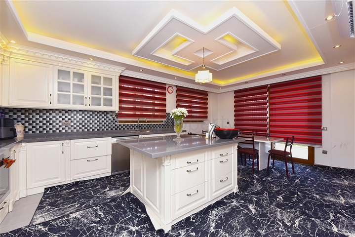 Geräumige Villa 11+2 mit privatem Grundstück und Panoramablick auf das Meer