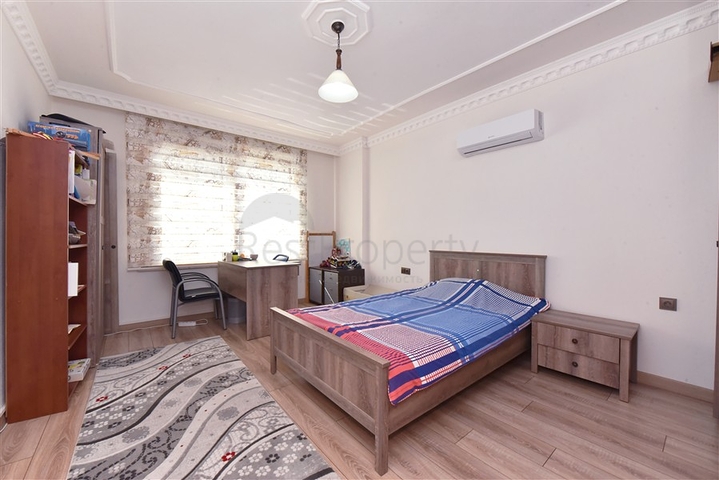 Geräumige Villa 11+2 mit privatem Grundstück und Panoramablick auf das Meer