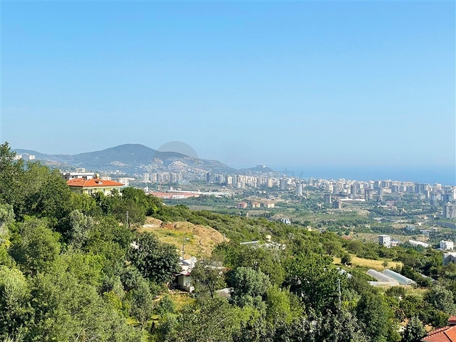 Geräumige Villa 11+2 mit privatem Grundstück und Panoramablick auf das Meer