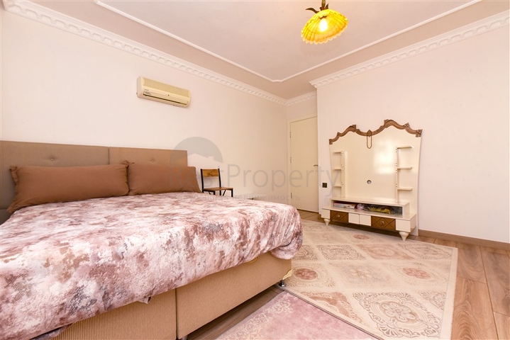 Geräumige Villa 11+2 mit privatem Grundstück und Panoramablick auf das Meer