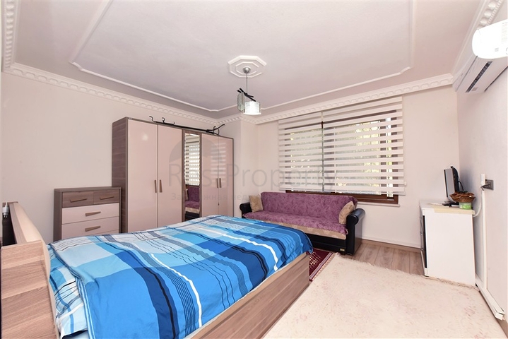 Geräumige Villa 11+2 mit privatem Grundstück und Panoramablick auf das Meer