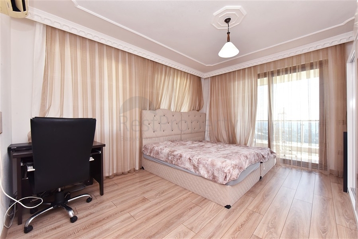 Geräumige Villa 11+2 mit privatem Grundstück und Panoramablick auf das Meer