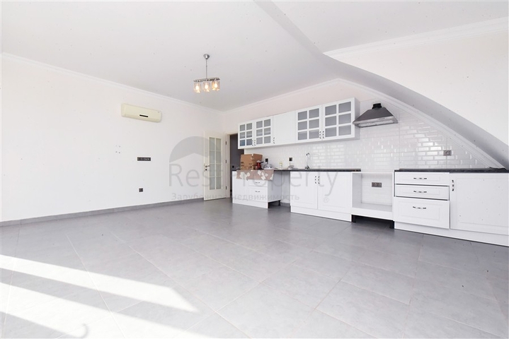 Geräumige Villa 11+2 mit privatem Grundstück und Panoramablick auf das Meer