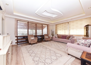 Geräumige Villa 11+2 mit privatem Grundstück und Panoramablick auf das Meer