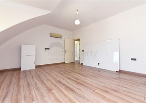 Geräumige Villa 11+2 mit privatem Grundstück und Panoramablick auf das Meer