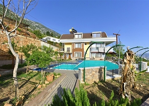 Geräumige Villa 11+2 mit privatem Grundstück und Panoramablick auf das Meer