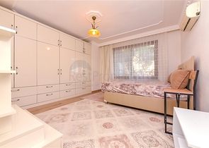 Geräumige Villa 11+2 mit privatem Grundstück und Panoramablick auf das Meer