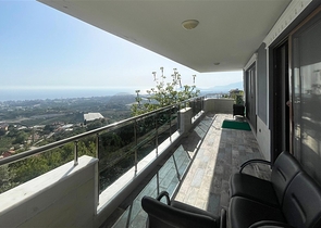 Geräumige Villa 11+2 mit privatem Grundstück und Panoramablick auf das Meer