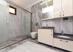 Geräumige Villa 11+2 mit privatem Grundstück und Panoramablick auf das Meer