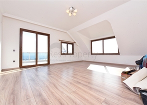 Geräumige Villa 11+2 mit privatem Grundstück und Panoramablick auf das Meer