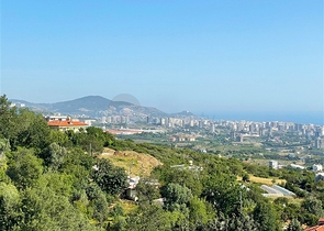 Geräumige Villa 11+2 mit privatem Grundstück und Panoramablick auf das Meer