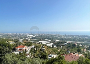 Geräumige Villa 11+2 mit privatem Grundstück und Panoramablick auf das Meer