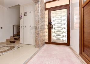 Geräumige Villa 11+2 mit privatem Grundstück und Panoramablick auf das Meer