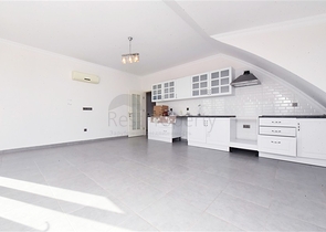 Geräumige Villa 11+2 mit privatem Grundstück und Panoramablick auf das Meer