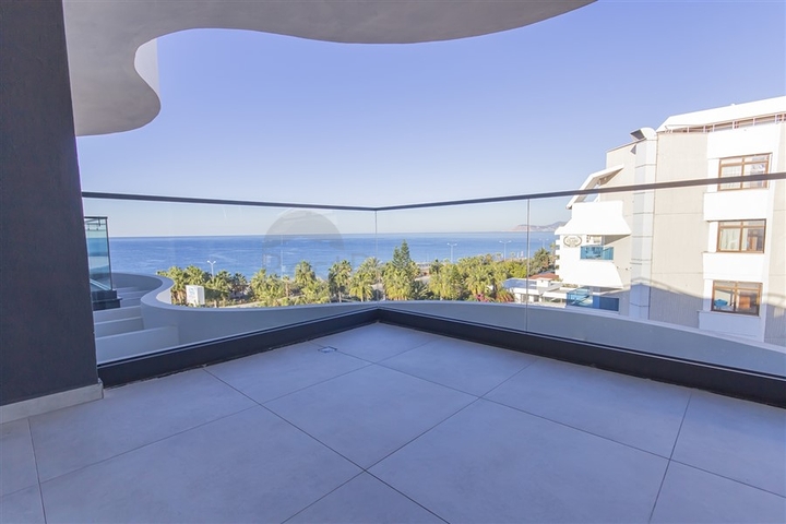 Luxus-Penthouse mit Meerblick nur 10 Meter vom Meer entfernt in Kargicak/Alanya