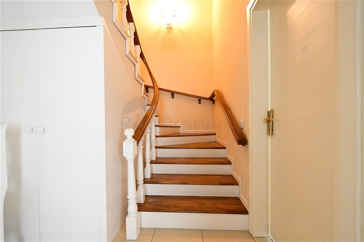 Geräumiges Penthouse in einer grünen Gegend von Oba